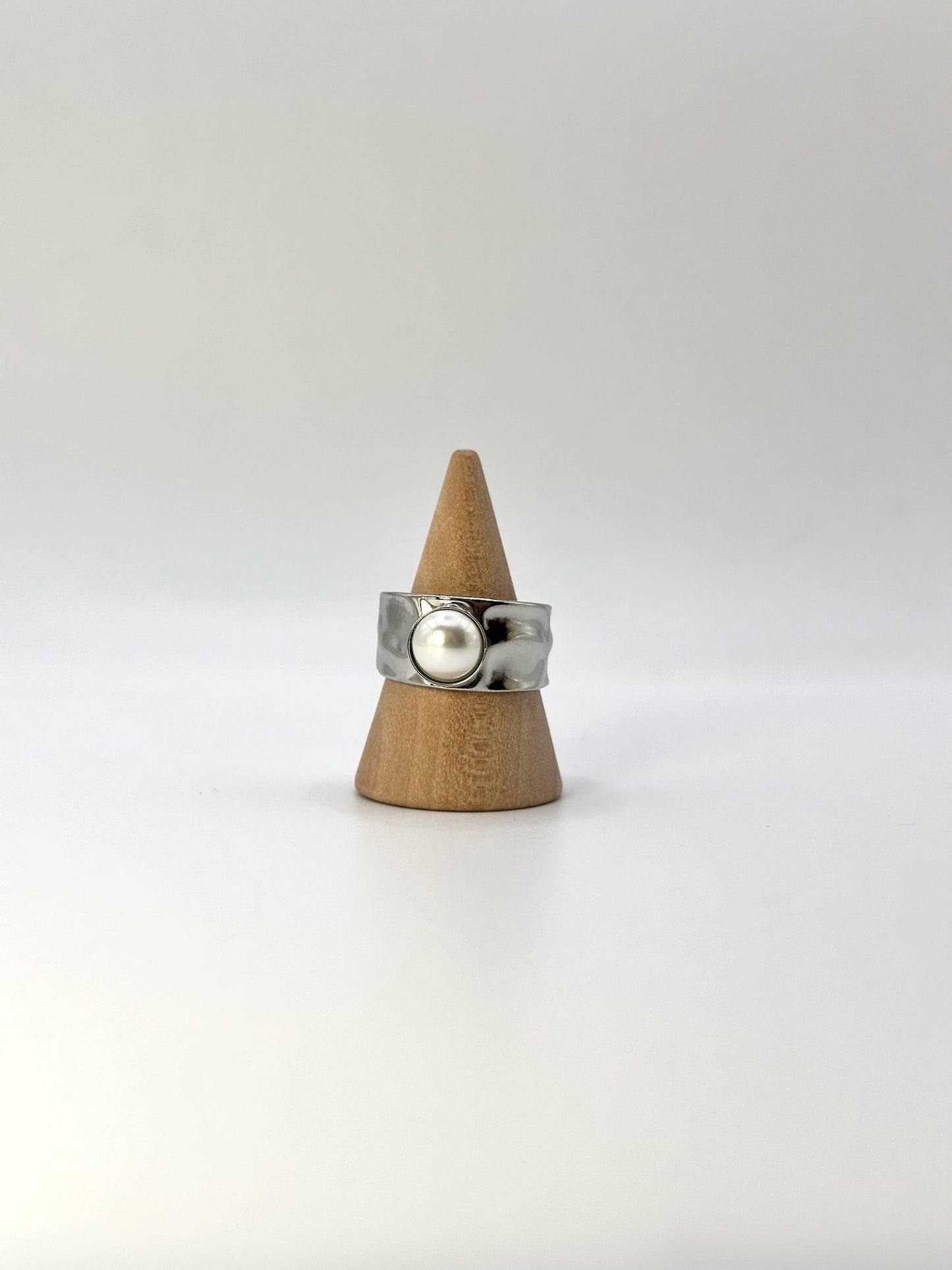 Anello “PERLA MARTELLATO”