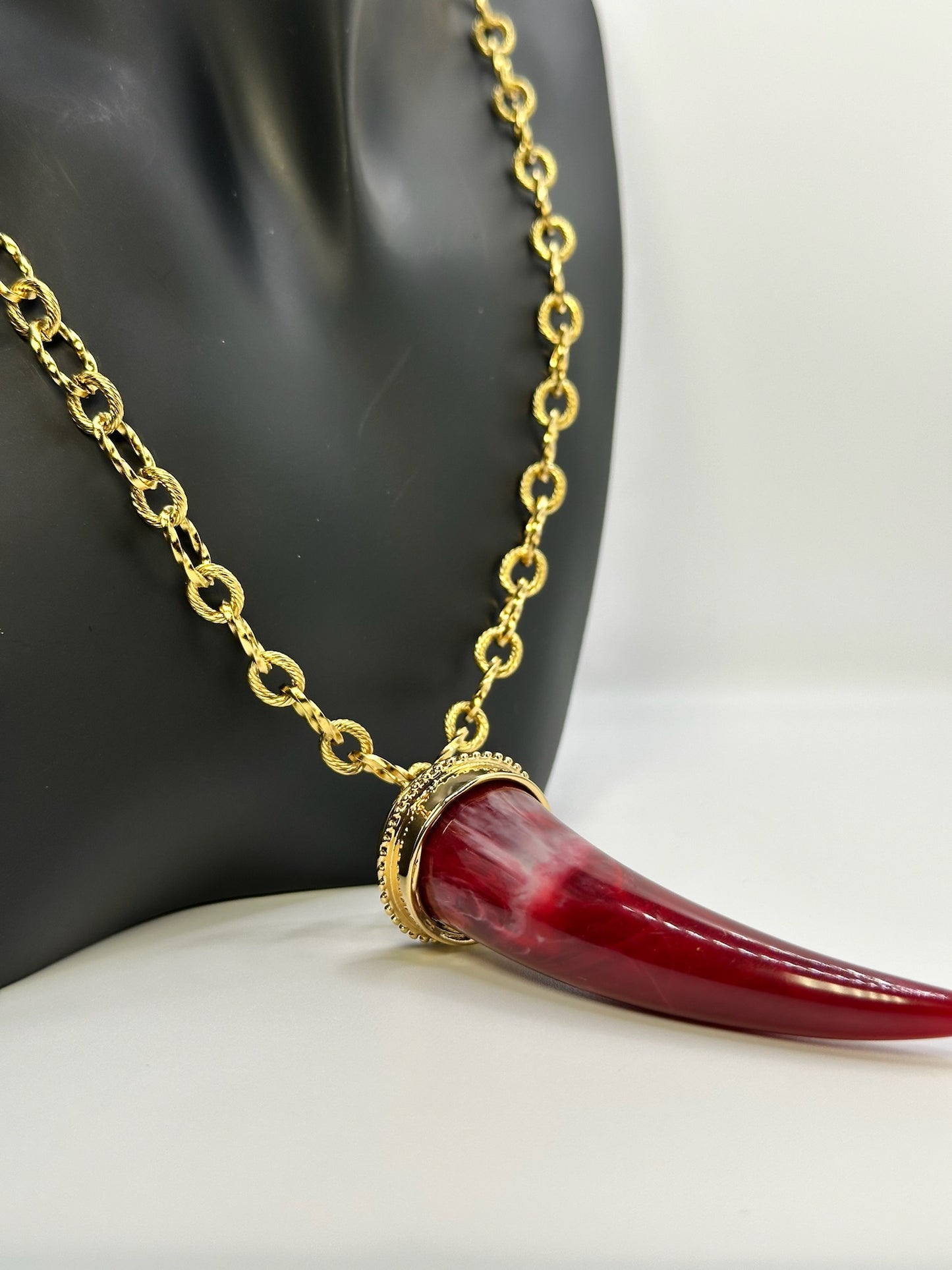 Collana “RED HORN”